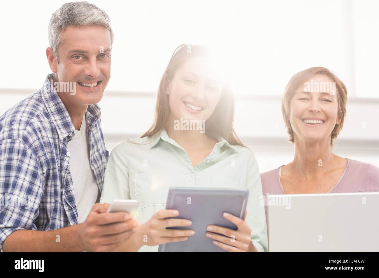 Business Casual le persone con dispositivi elettronici Foto Stock