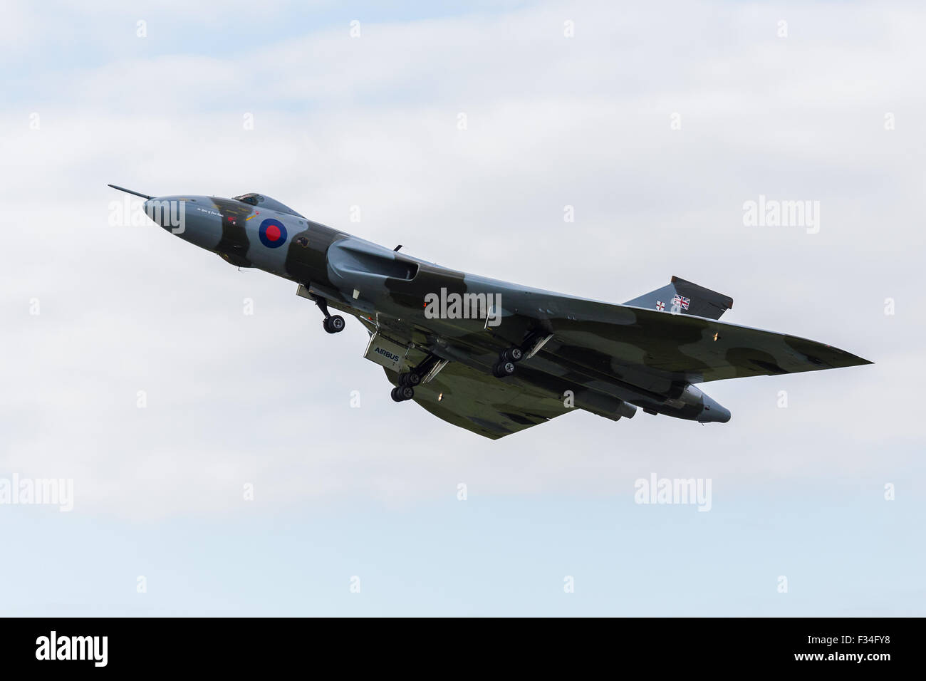 XH558 decolla da Doncaster Airport per una delle ultime volte in settembre 2015. Foto Stock