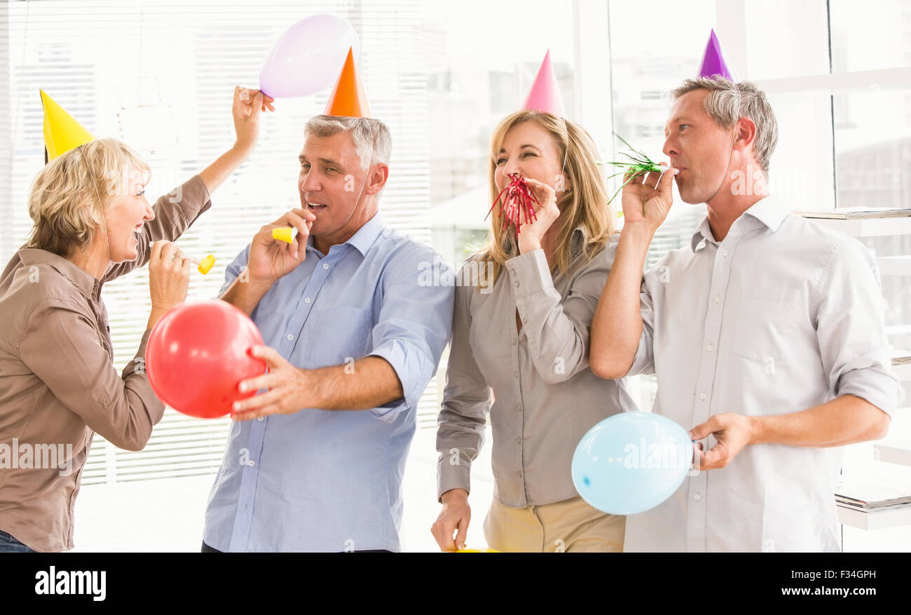Business Casual la gente festeggia il compleanno Foto Stock