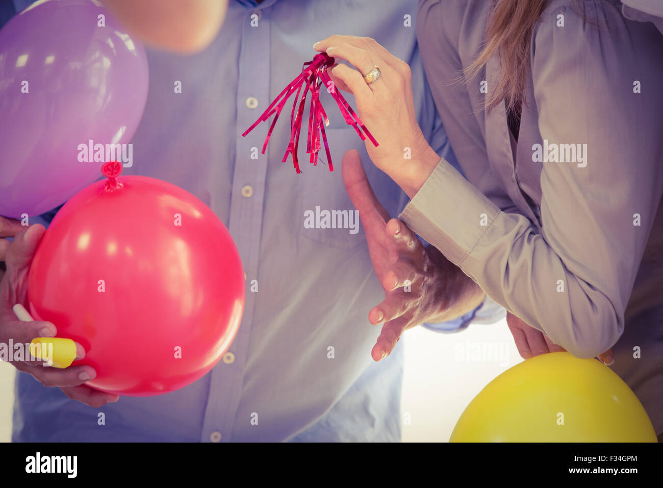 Business Casual la gente festeggia il compleanno Foto Stock