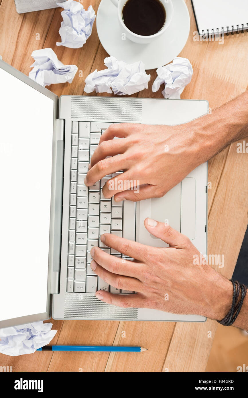 Le mani la digitazione su schermo vuoto portatile Foto Stock