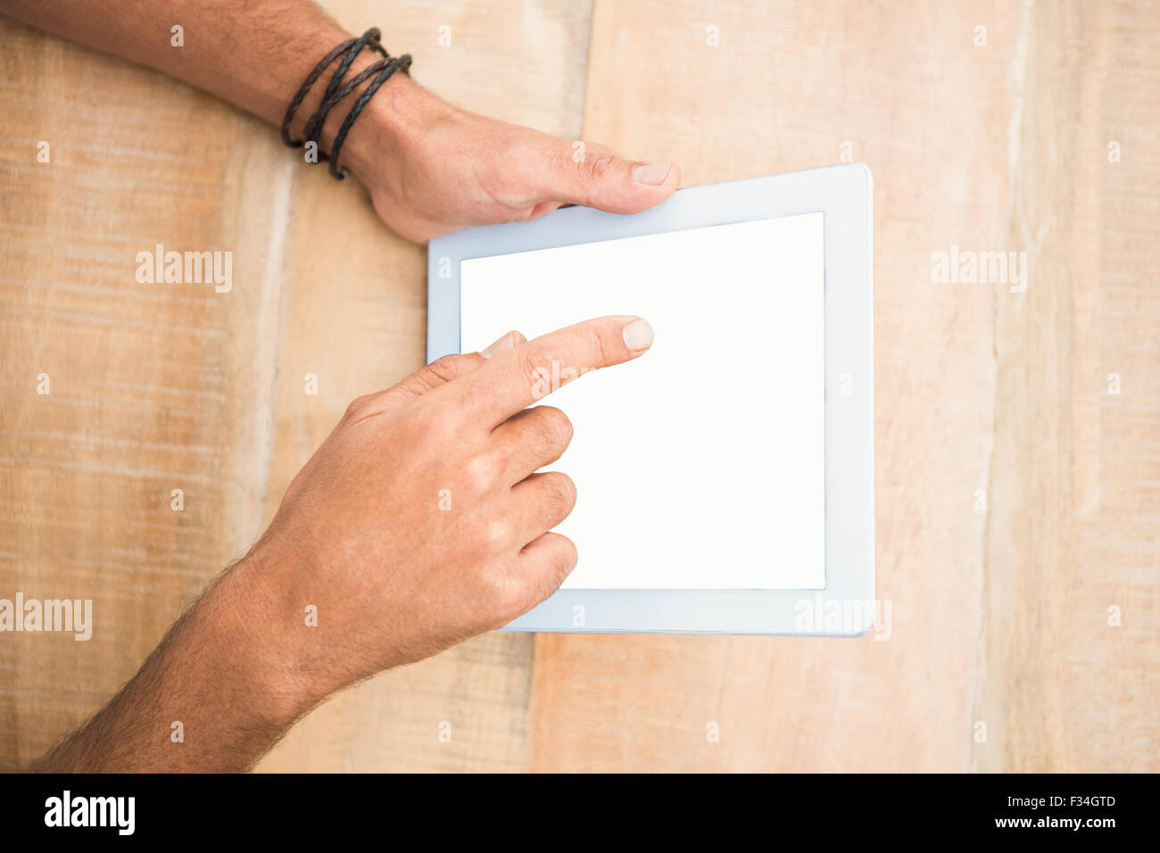 La mano di puntamento sullo schermo vuoto tablet Foto Stock