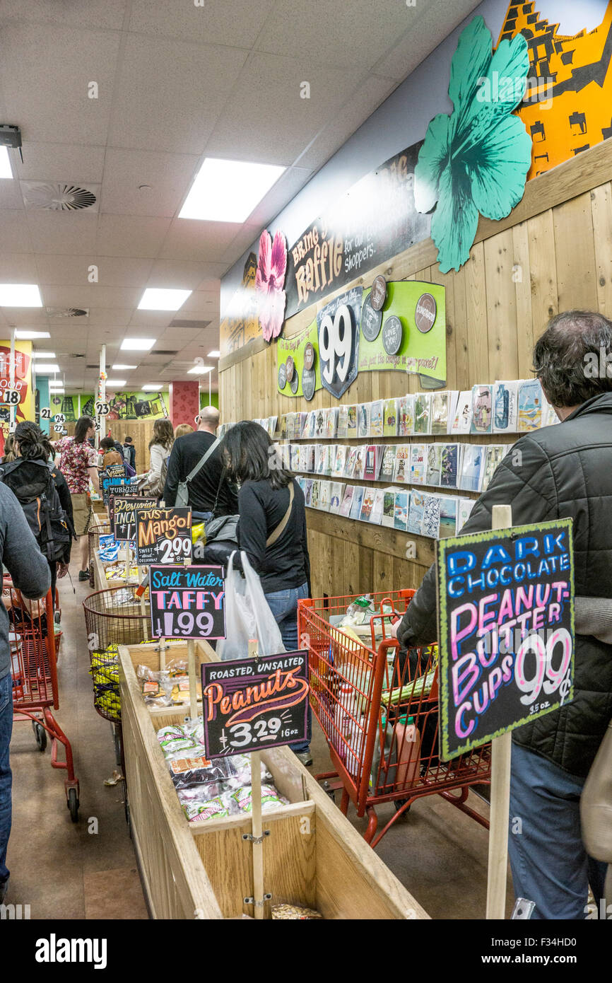 Una festa di acquisto impulsivo considera attende i clienti arrivano fino a capo di controllare fuori le linee al Trader Joe's Upper West Side di Manhattan Foto Stock