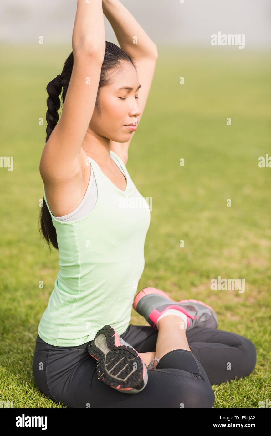 Pacifico donna sportivo facendo la lotus pongono Foto Stock
