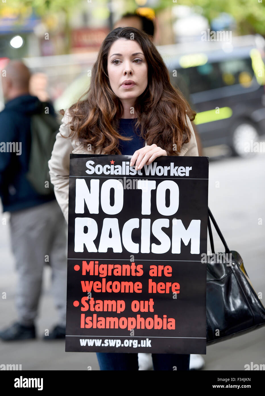 Anti manifestante razzista e sulla targhetta Foto Stock