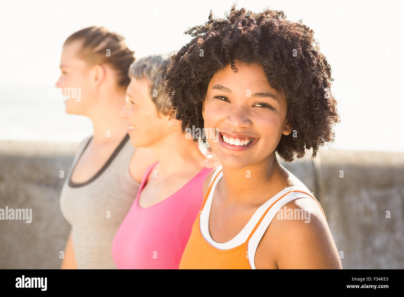 Sorridente sportivo da donna con due amici Foto Stock