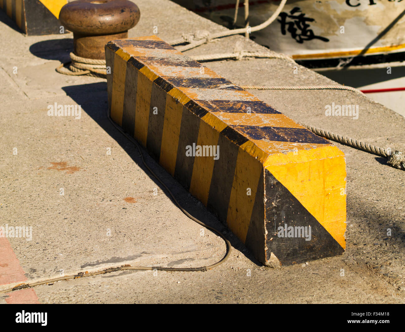 Giallo barriere stradali il blocco sulla strada Foto Stock