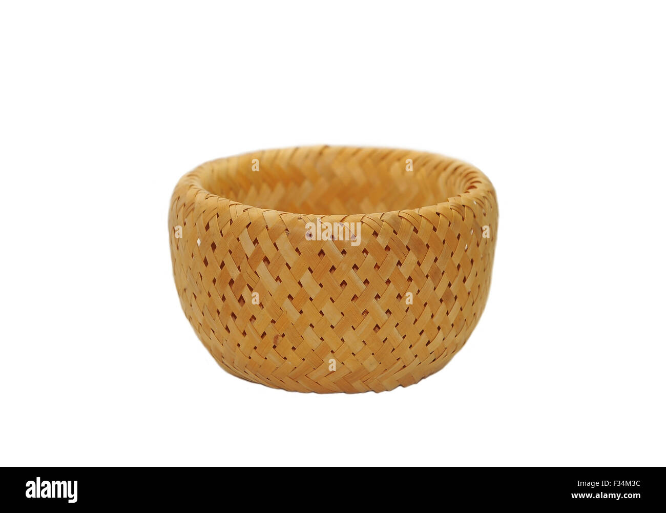 Il lettore RUSH e rattan cesto di paglia isolato su bianco Foto Stock