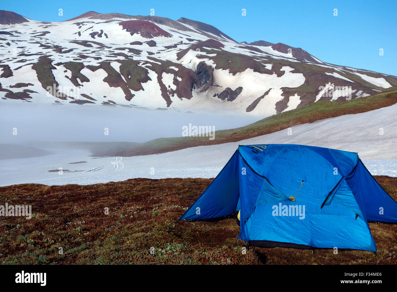 Tenda ai piedi del vulcano Gorely, penisola di Kamchatka, Russia Foto Stock