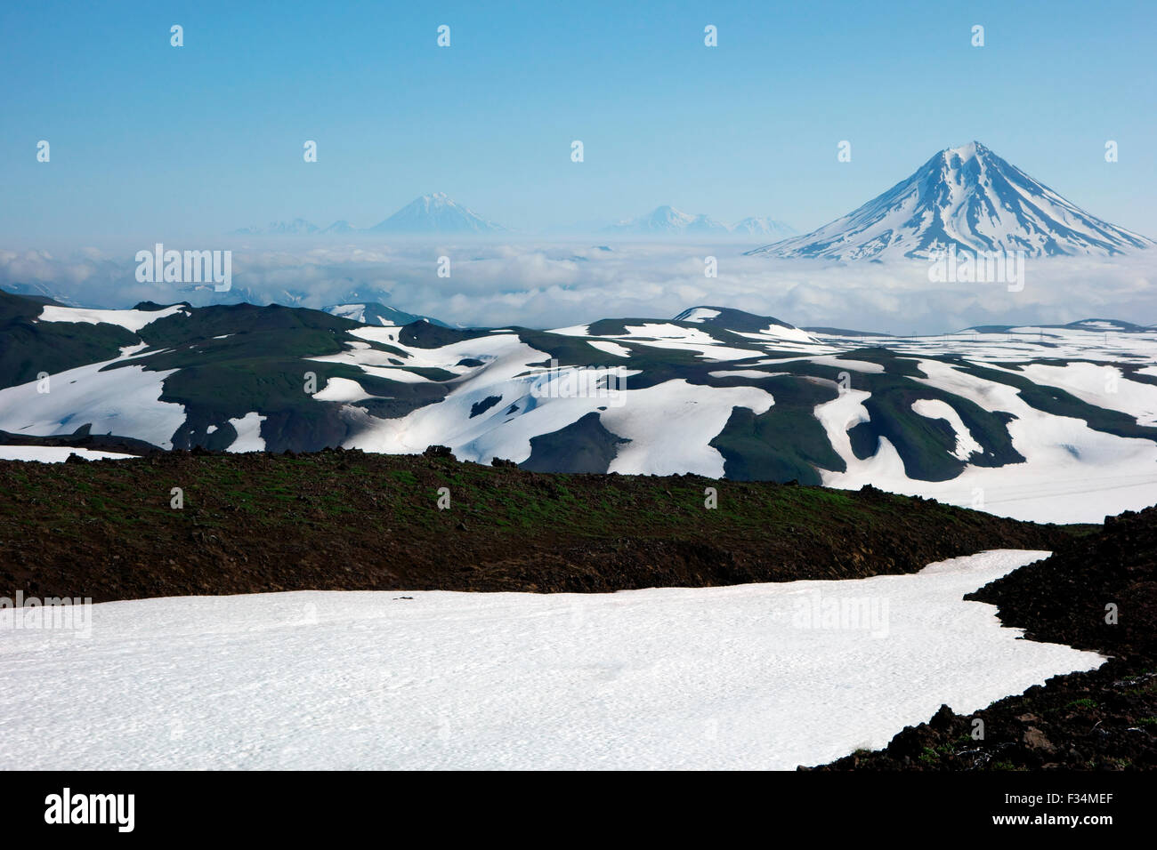 Bellissima vista del vulcano Vilyuchinsky e Koryaksky e vulcani Avacha in background, penisola di Kamchatka, Russia Foto Stock