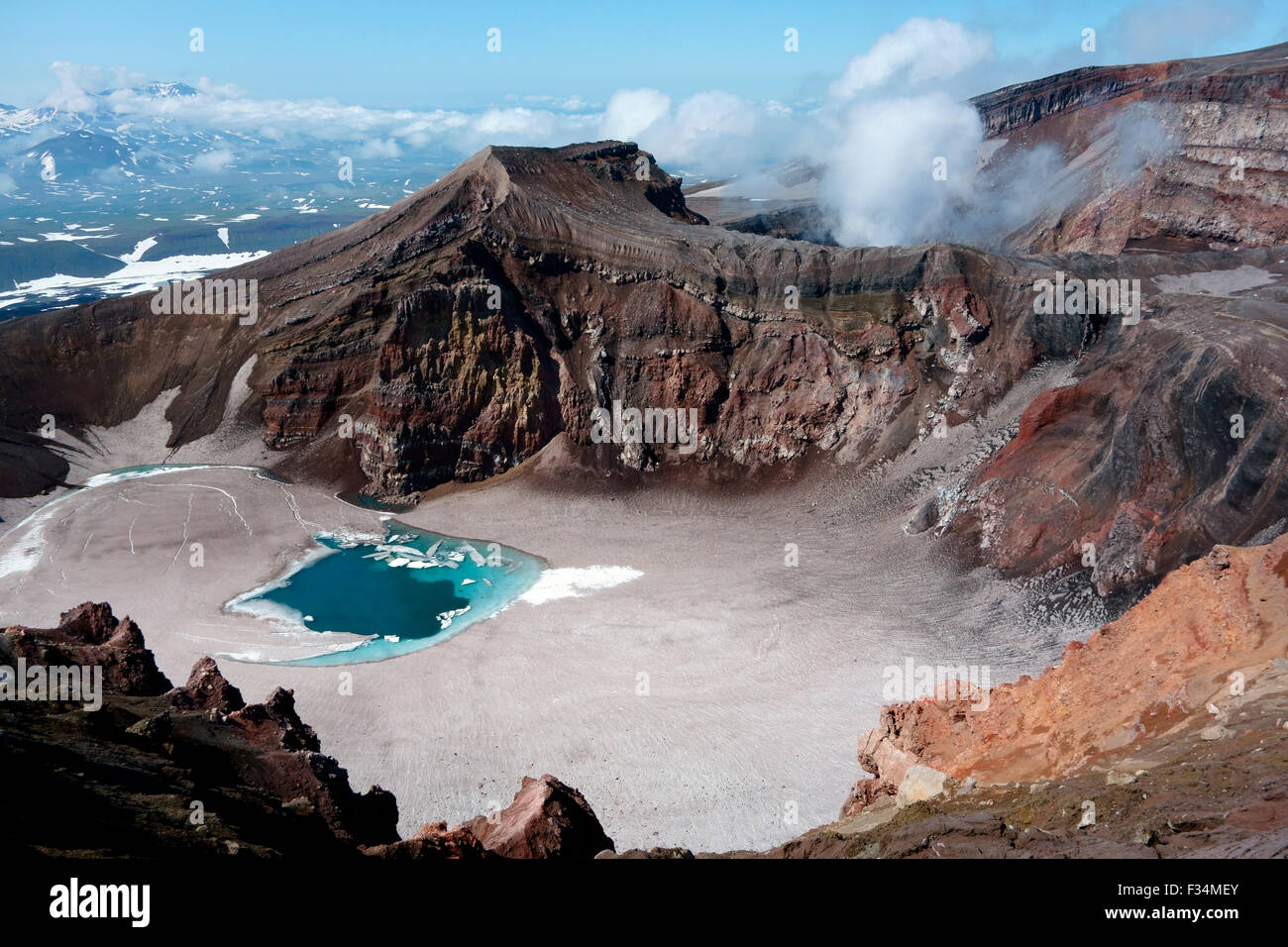 Il lago del cratere del vulcano attivo Gorely, penisola di Kamchatka, Russia Foto Stock