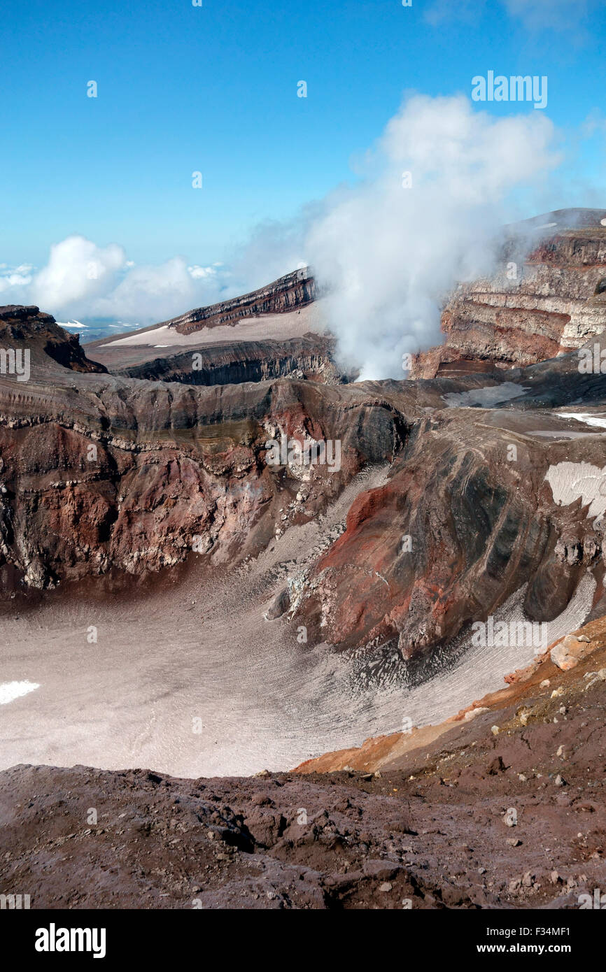 Cratere fumante del vulcano Gorely, penisola di Kamchatka, Russia Foto Stock