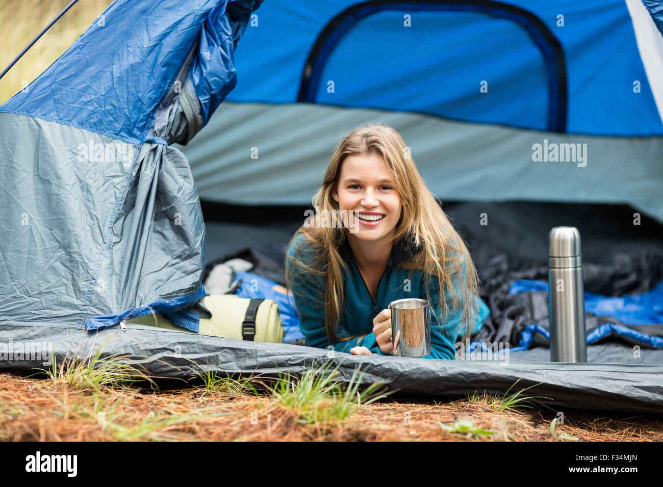 Ritratto di un giovane piuttosto escursionista giacente in una tenda Foto Stock