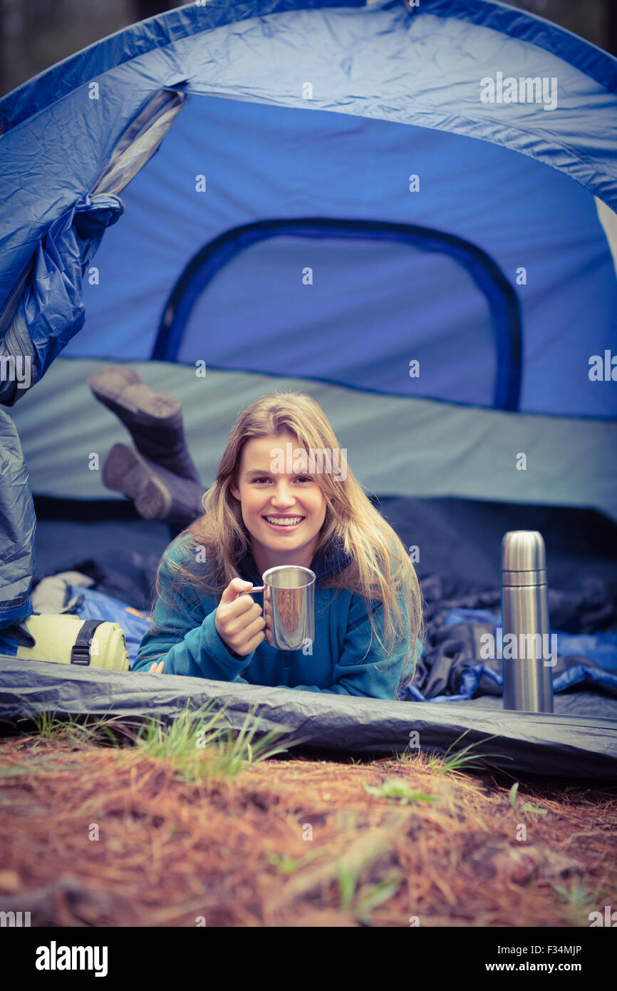 Ritratto di un giovane piuttosto escursionista giacente in una tenda Foto Stock