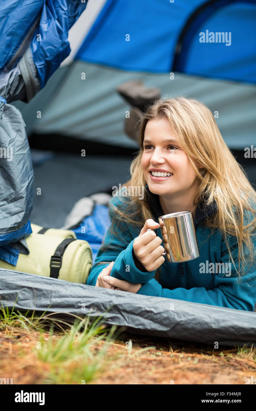 Giovani piuttosto escursionista giacente in una tenda Foto Stock