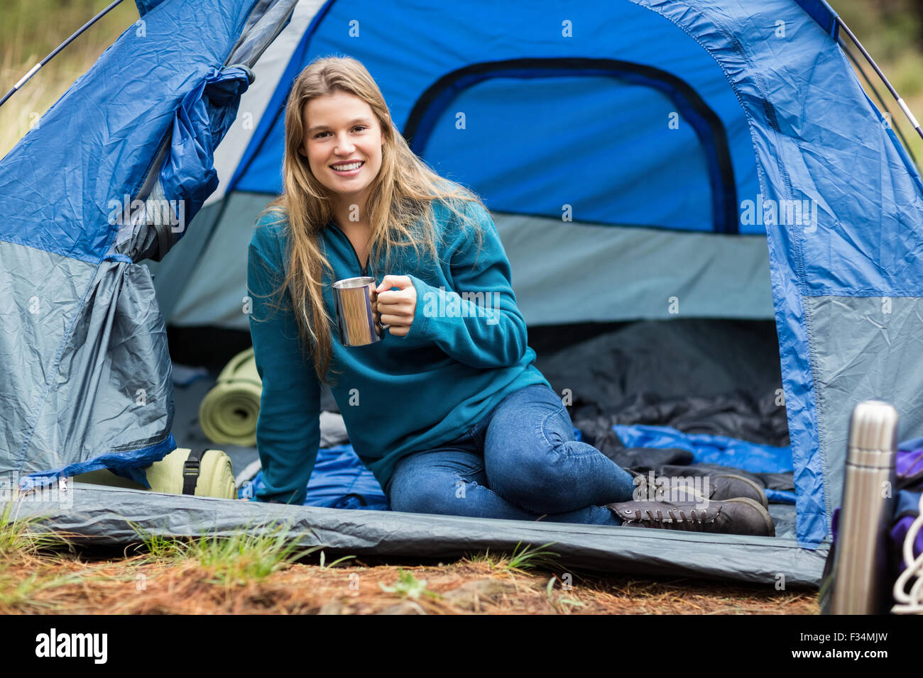 Ritratto di un giovane piuttosto escursionista giacente in una tenda Foto Stock