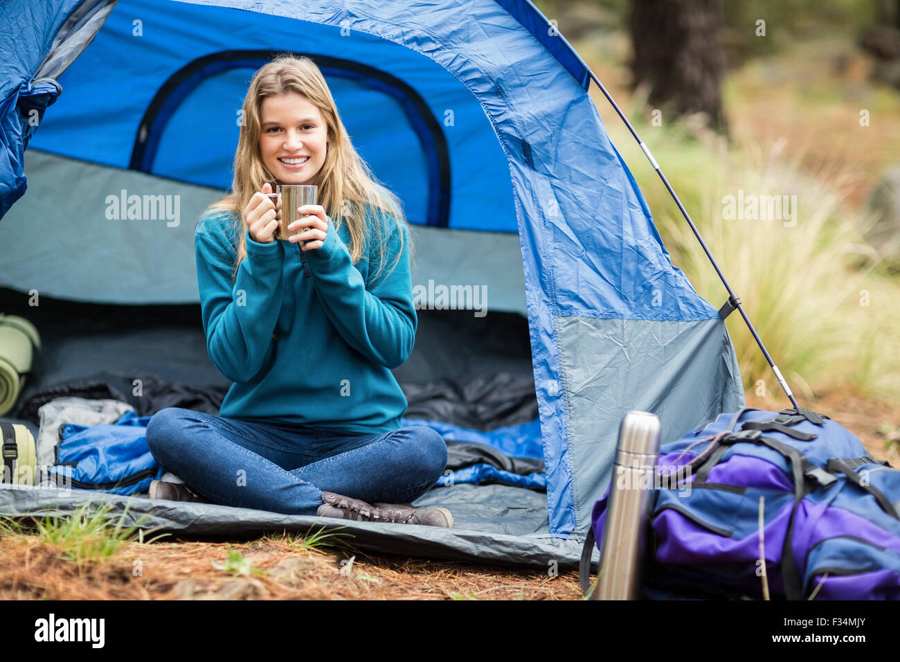 Ritratto di un giovane piuttosto escursionista seduti in una tenda Foto Stock