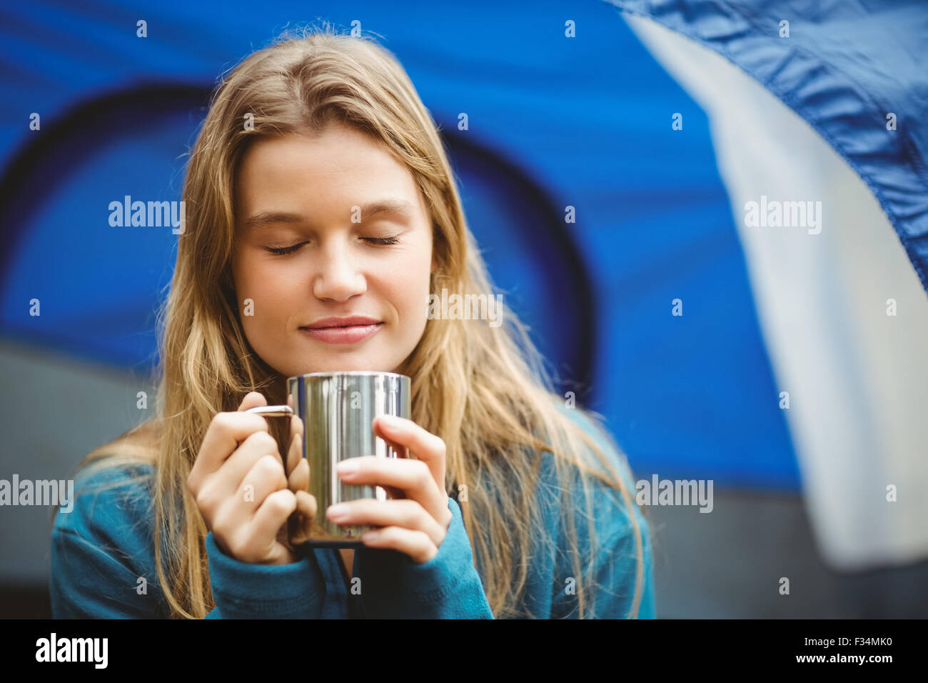 Ritratto di un giovane piuttosto escursionista seduti in una tenda Foto Stock