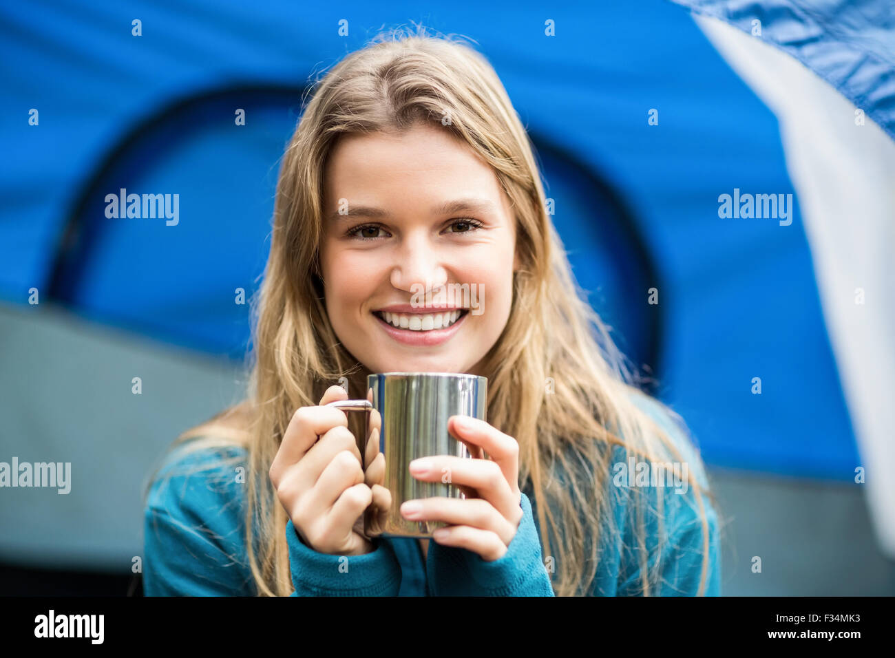 Ritratto di un giovane piuttosto escursionista seduti in una tenda Foto Stock