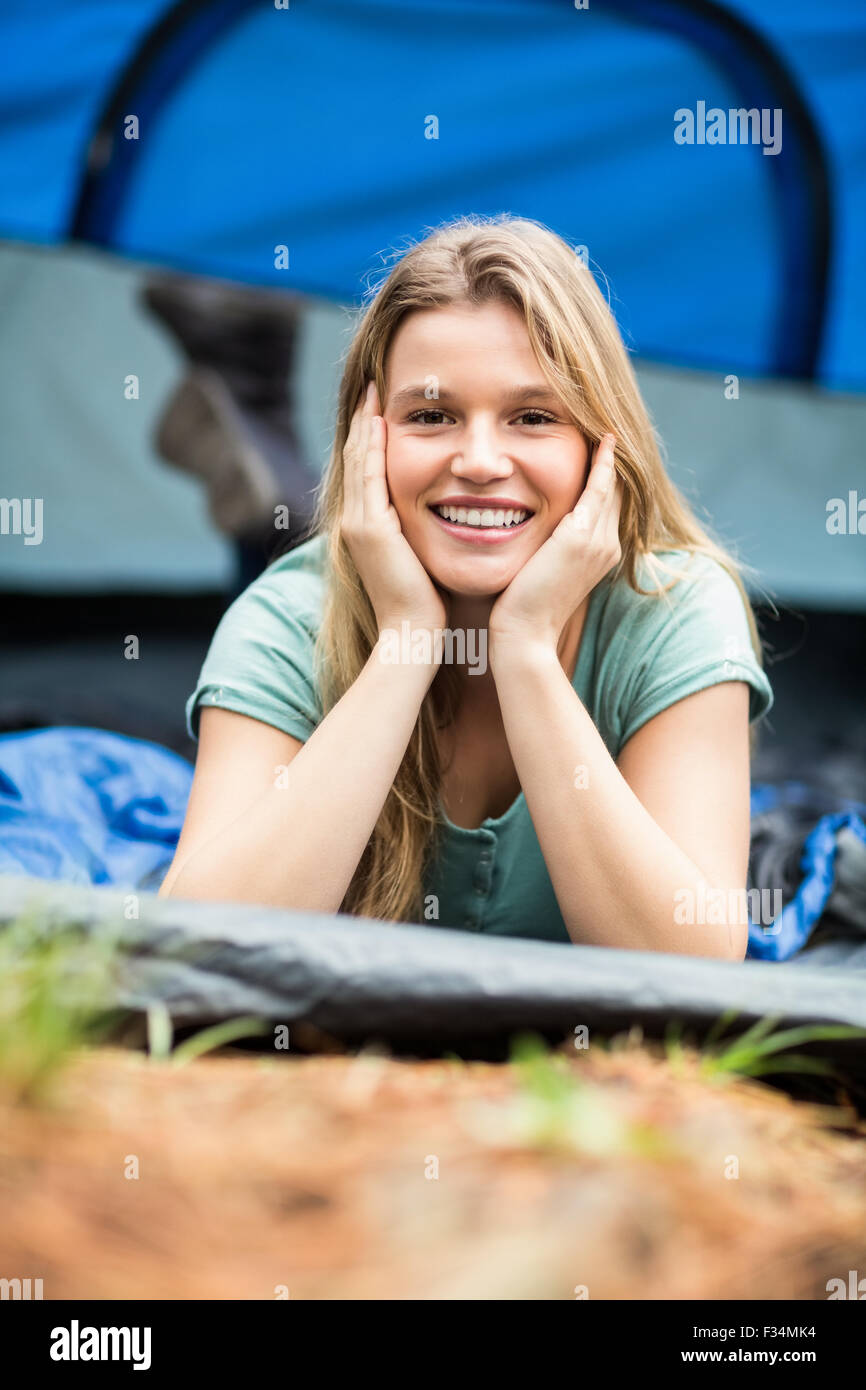 Ritratto di un giovane piuttosto escursionista giacente in una tenda Foto Stock