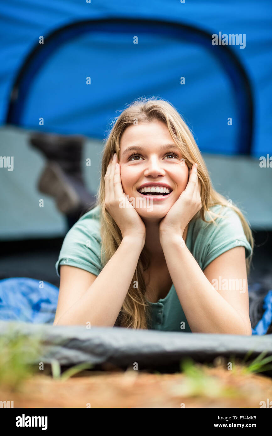 Giovani piuttosto escursionista giacente in una tenda Foto Stock