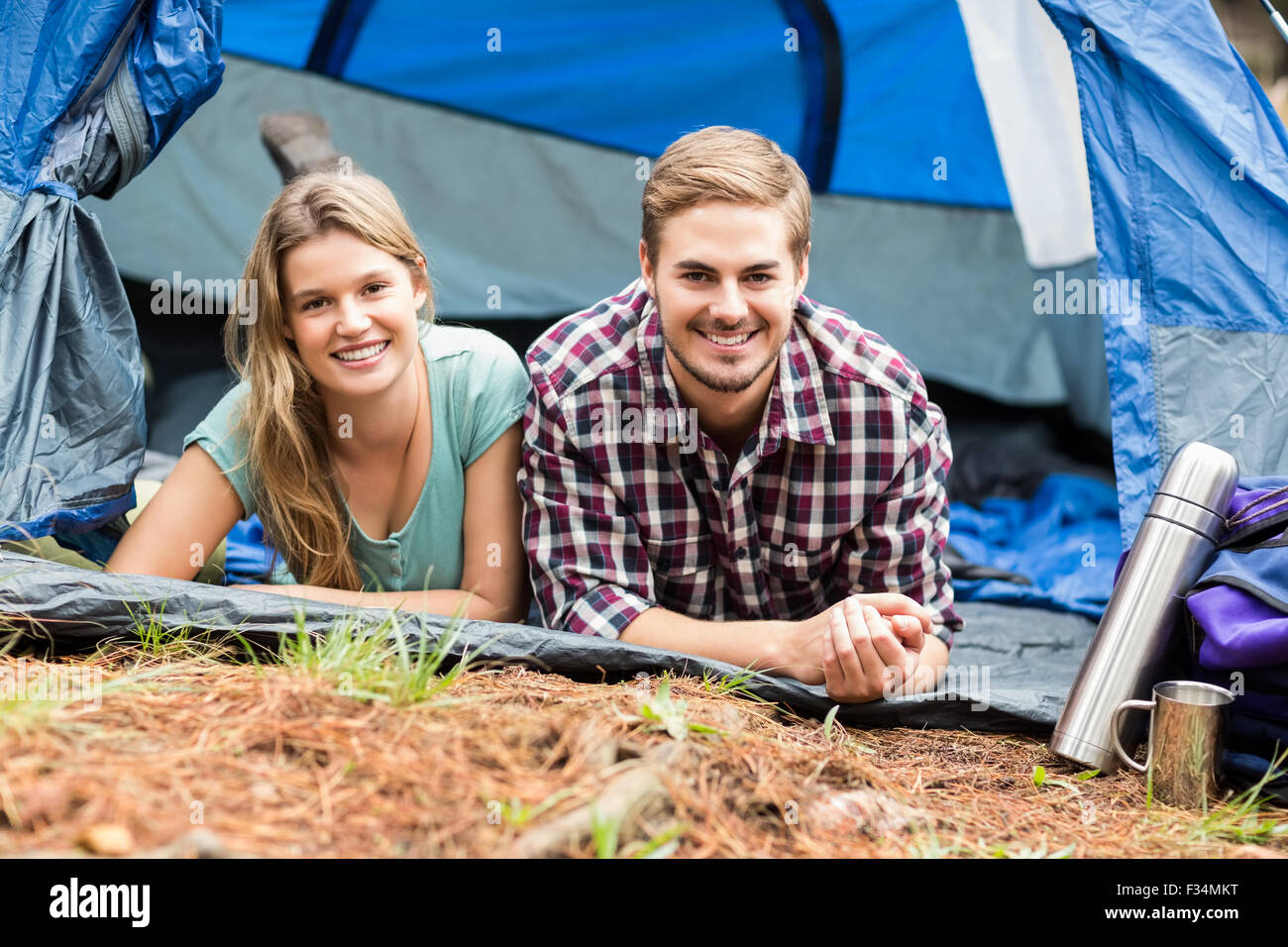 Ritratto di una giovane coppia felice giacente in una tenda Foto Stock