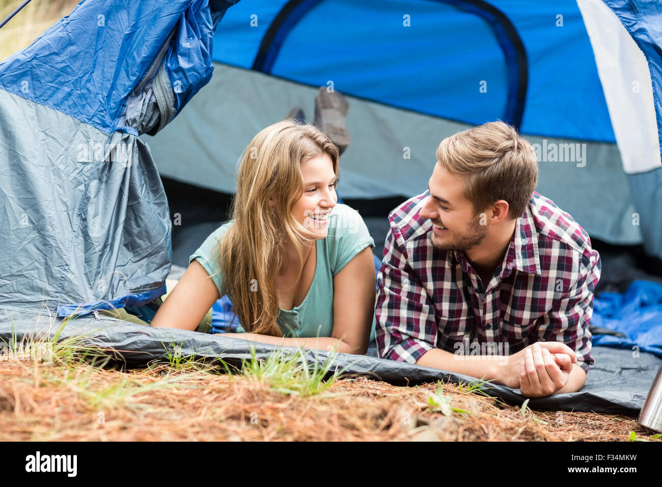 Giovani piuttosto escursionista giovane giacente in una tenda Foto Stock