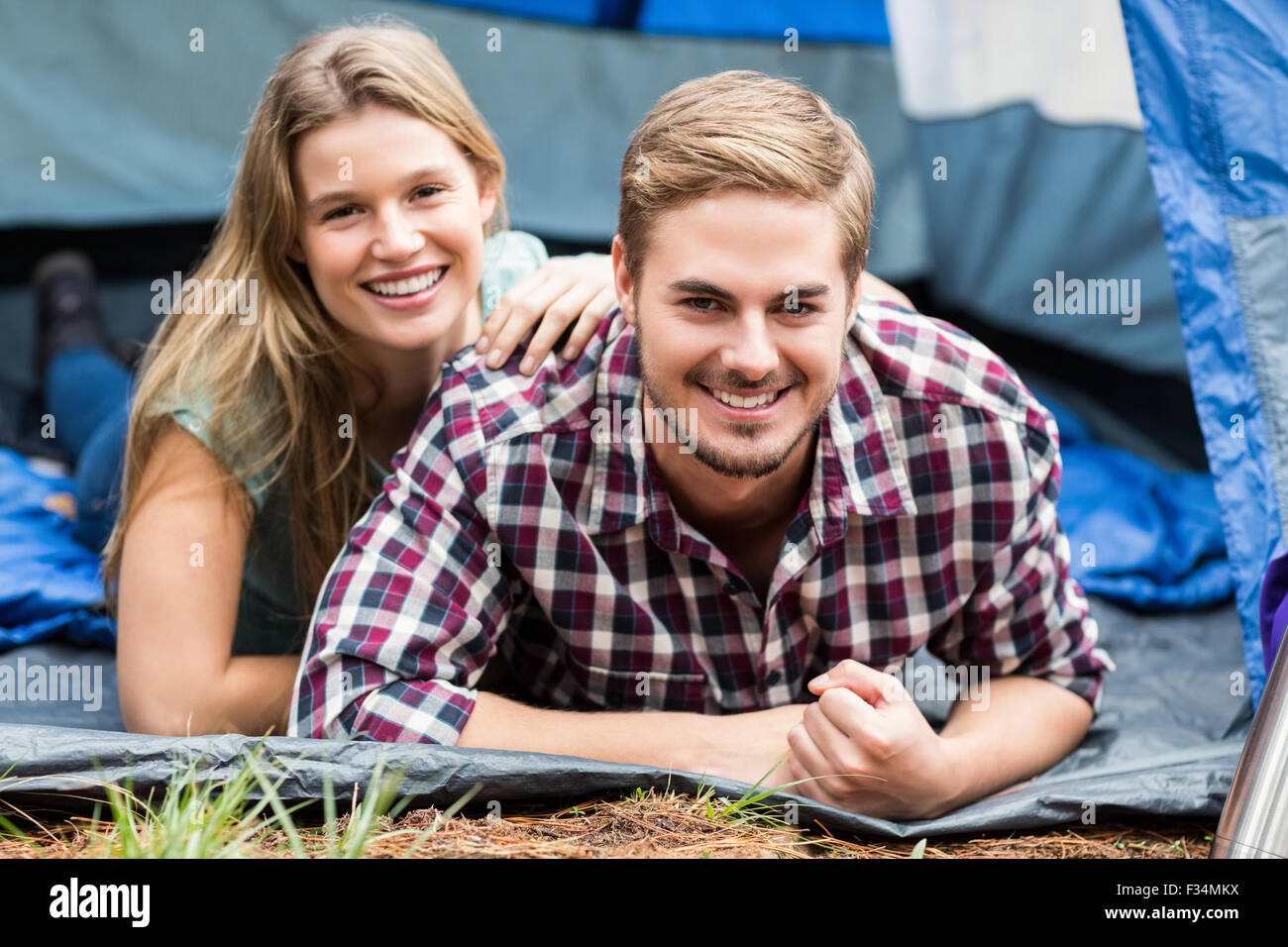 Ritratto di una giovane coppia felice giacente in una tenda Foto Stock