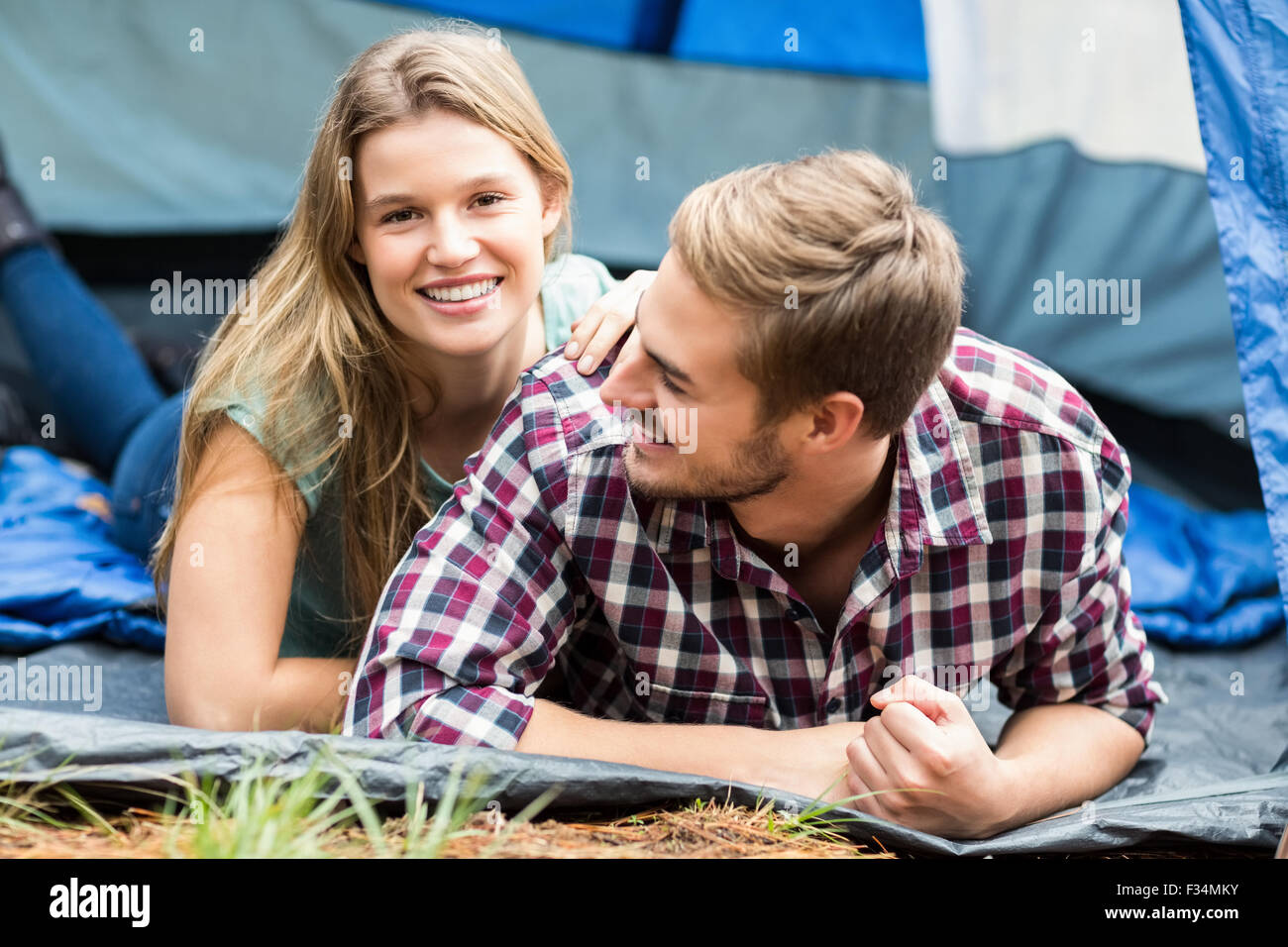 Giovani piuttosto escursionista giovane giacente in una tenda Foto Stock