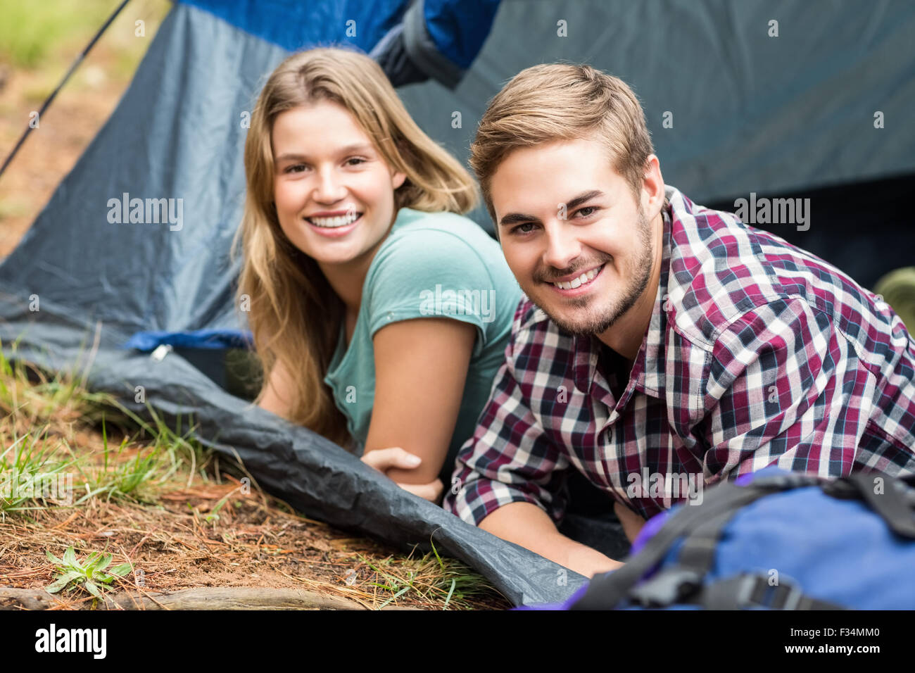Ritratto di una giovane coppia felice giacente in una tenda Foto Stock