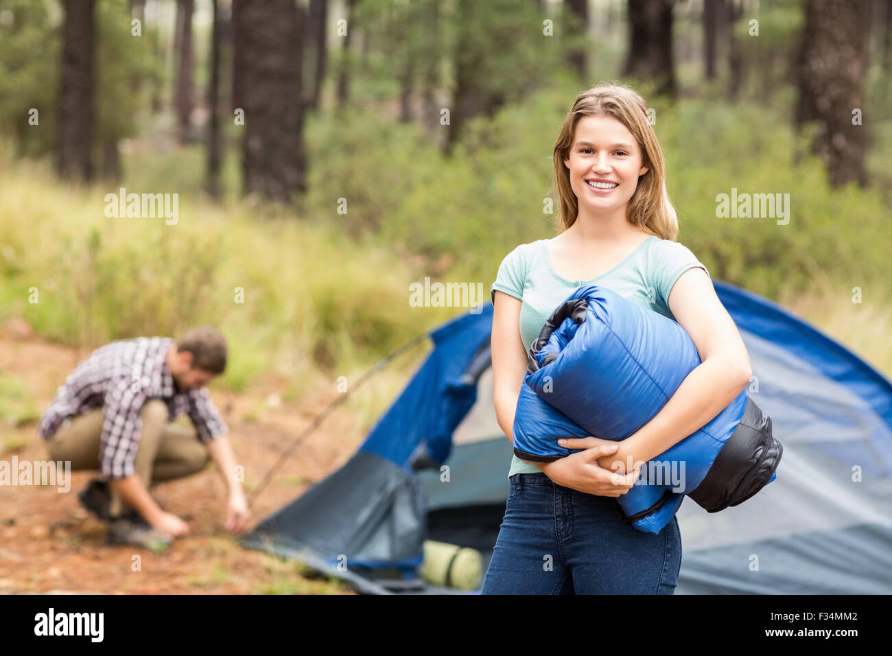 Ritratto di un giovane piuttosto escursionista tenendo un sacco a pelo Foto Stock