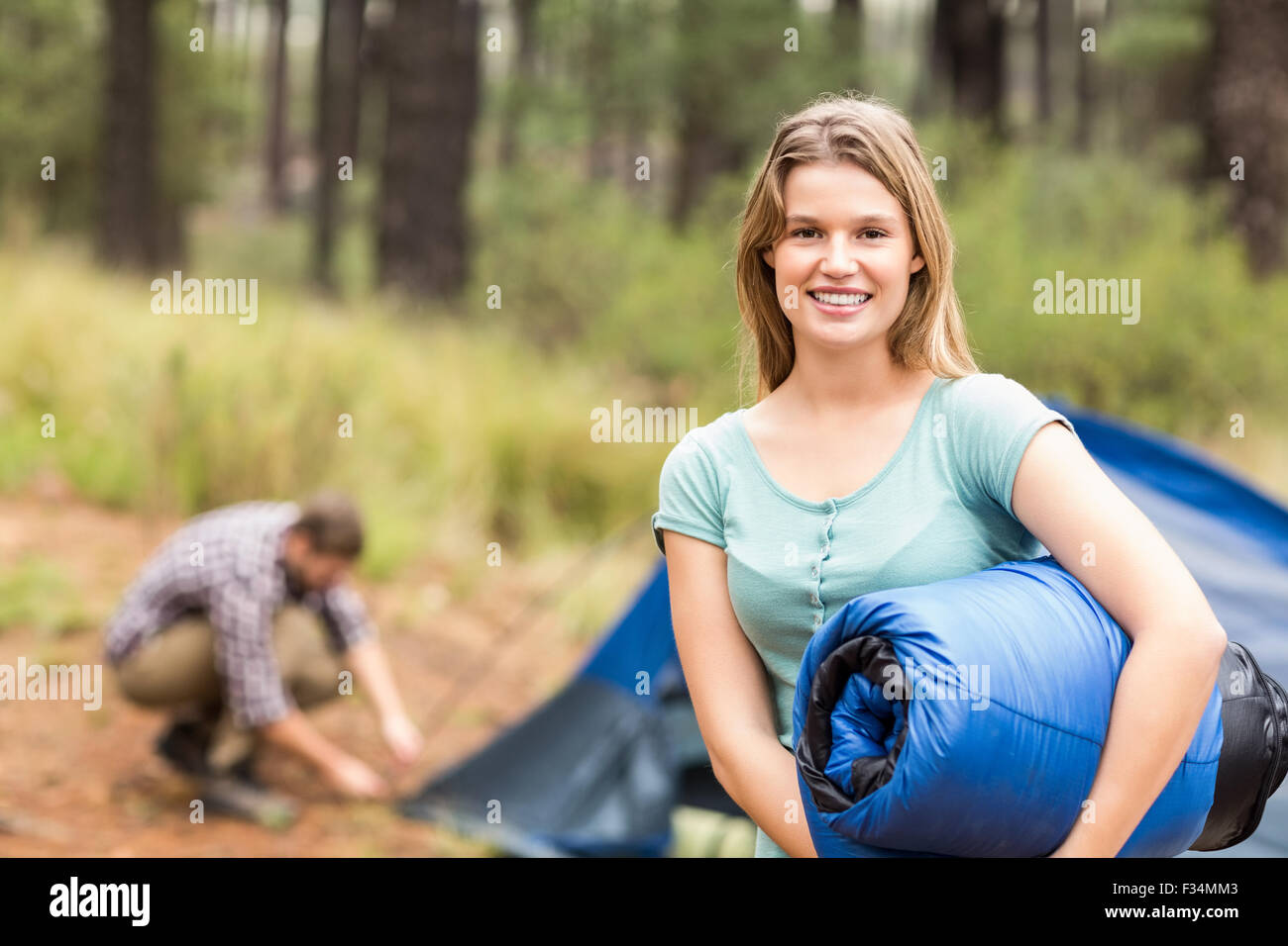 Ritratto di un giovane piuttosto escursionista tenendo un sacco a pelo Foto Stock