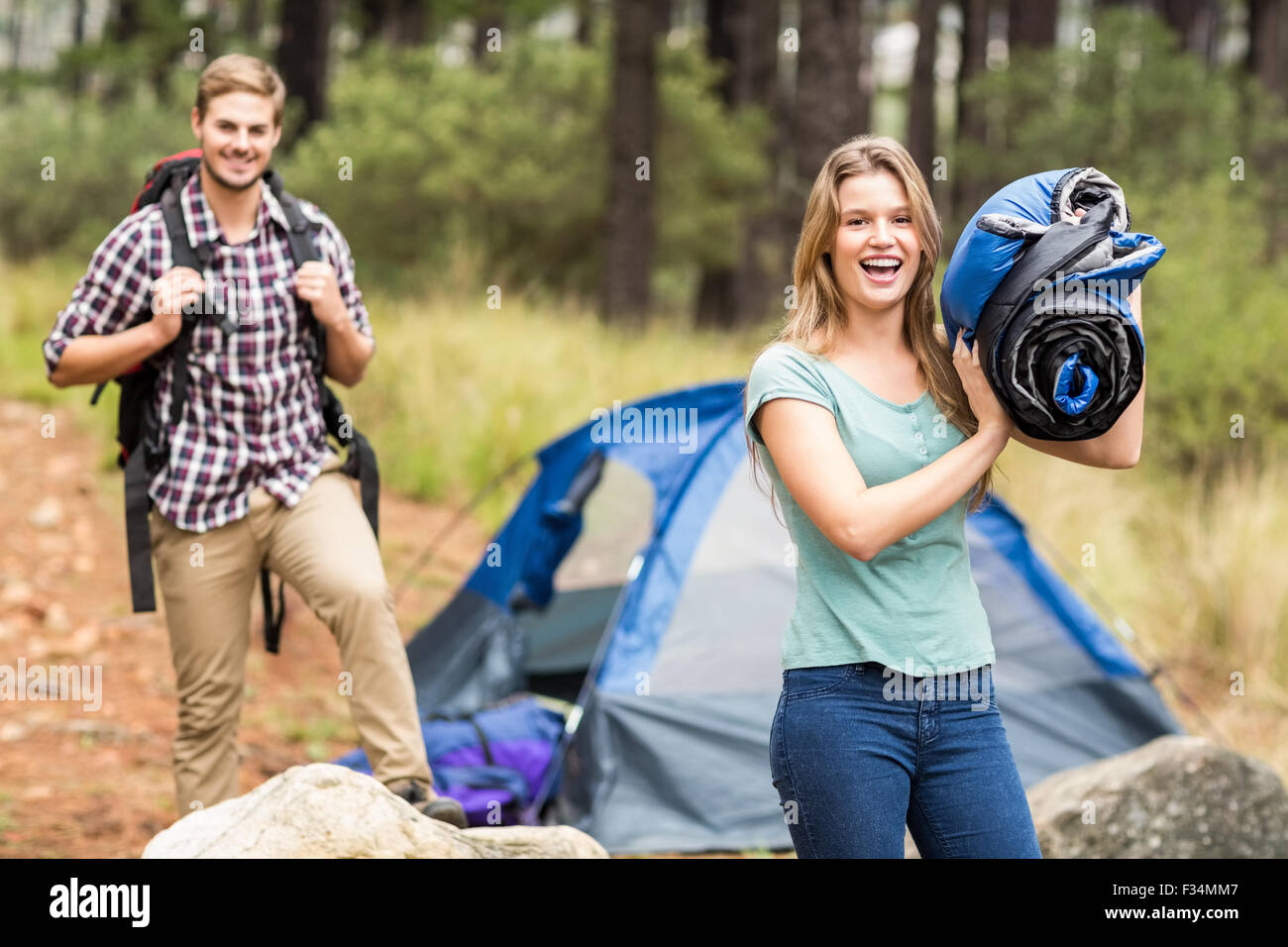 Ritratto di un giovane piuttosto escursionista tenendo un sacco a pelo Foto Stock