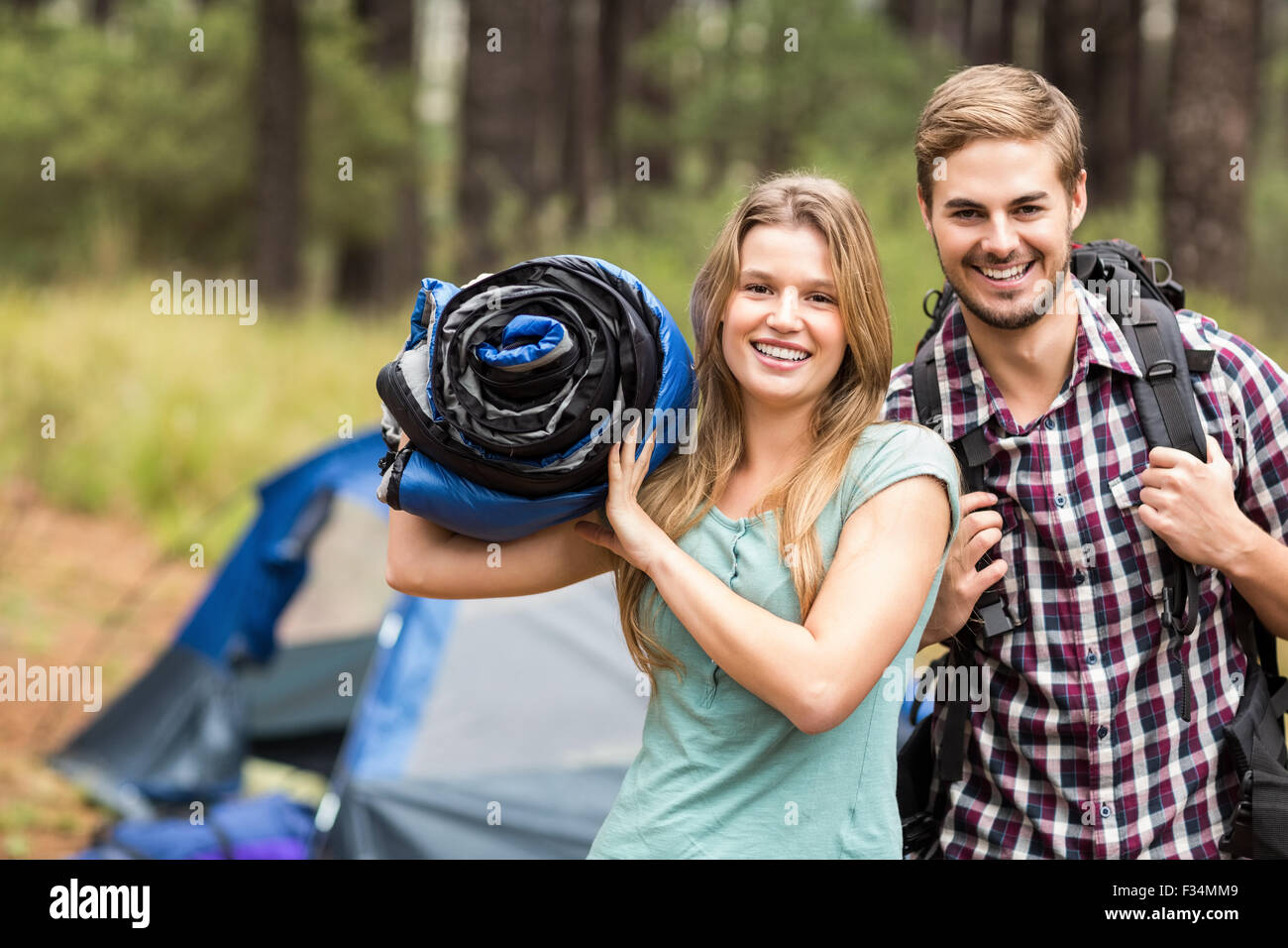 Ritratto di un giovane piuttosto escursionista giovane tenendo un sacco a pelo e zaino Foto Stock