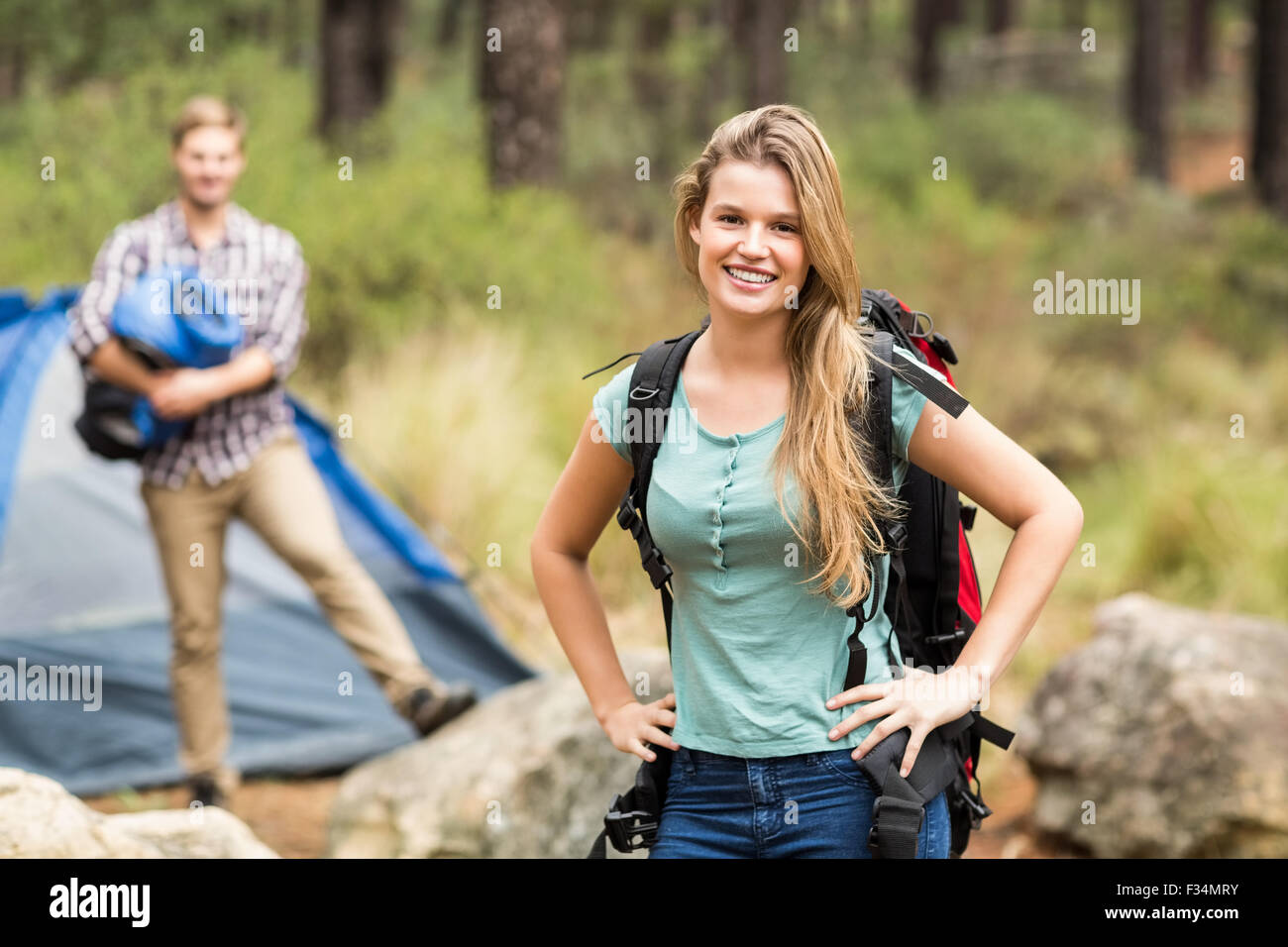 Ritratto di un giovane piuttosto escursionista con le mani sui fianchi Foto Stock