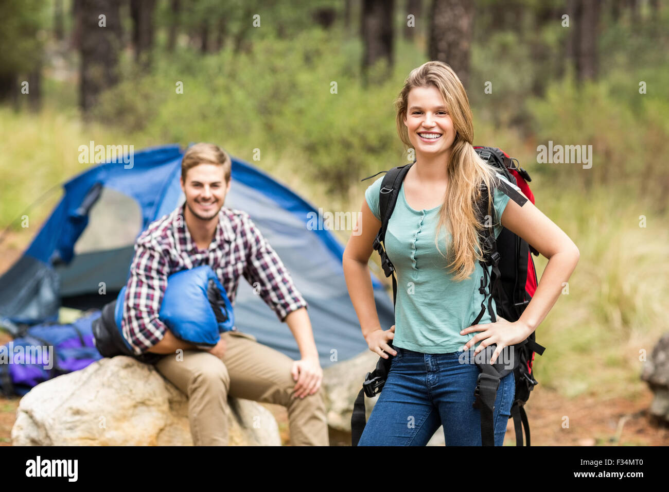 Ritratto di un giovane piuttosto escursionista giovane tenendo un sacco a pelo e zaino Foto Stock