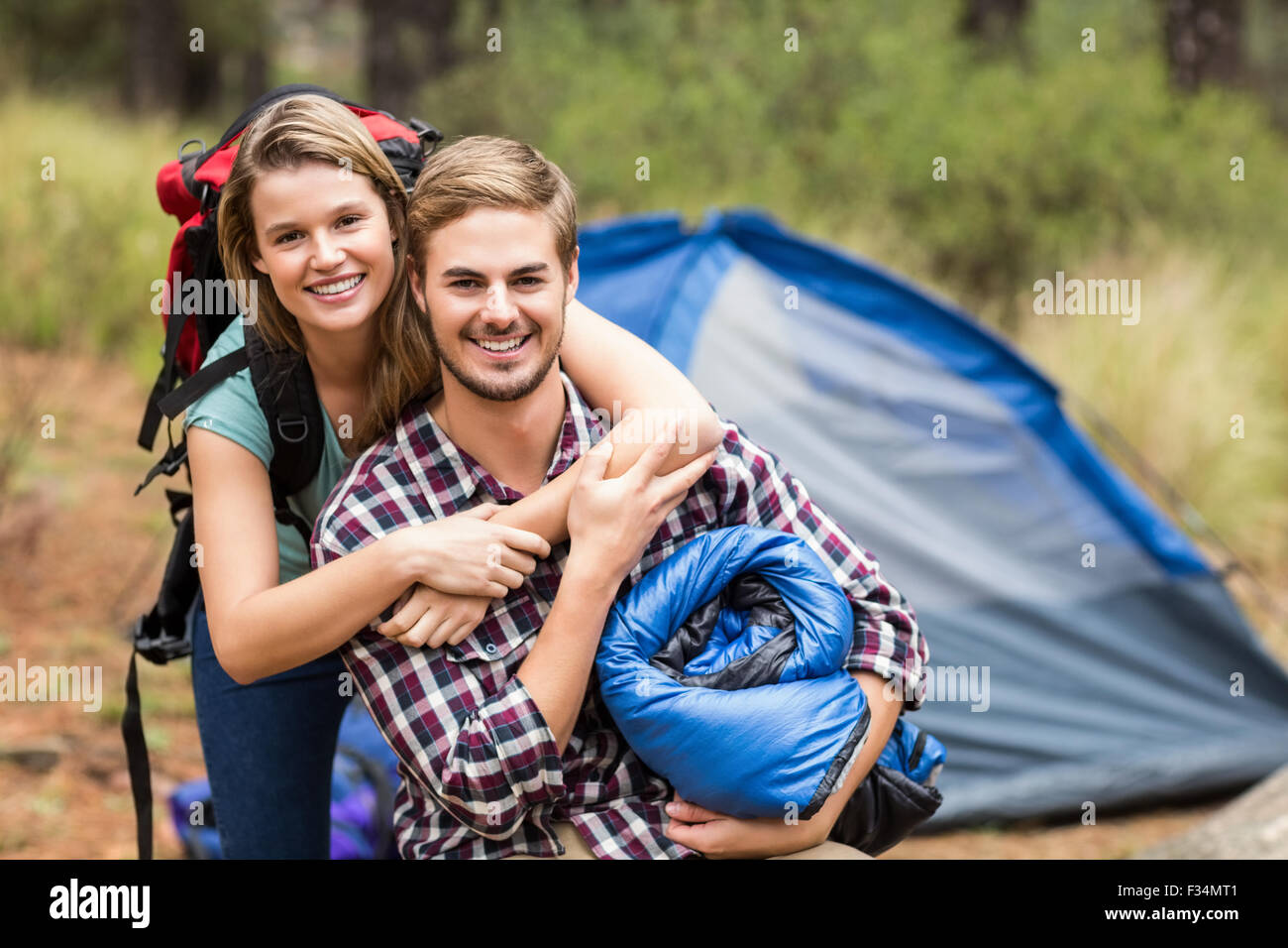 Ritratto di un giovane piuttosto escursionista giovane tenendo un sacco a pelo e zaino Foto Stock