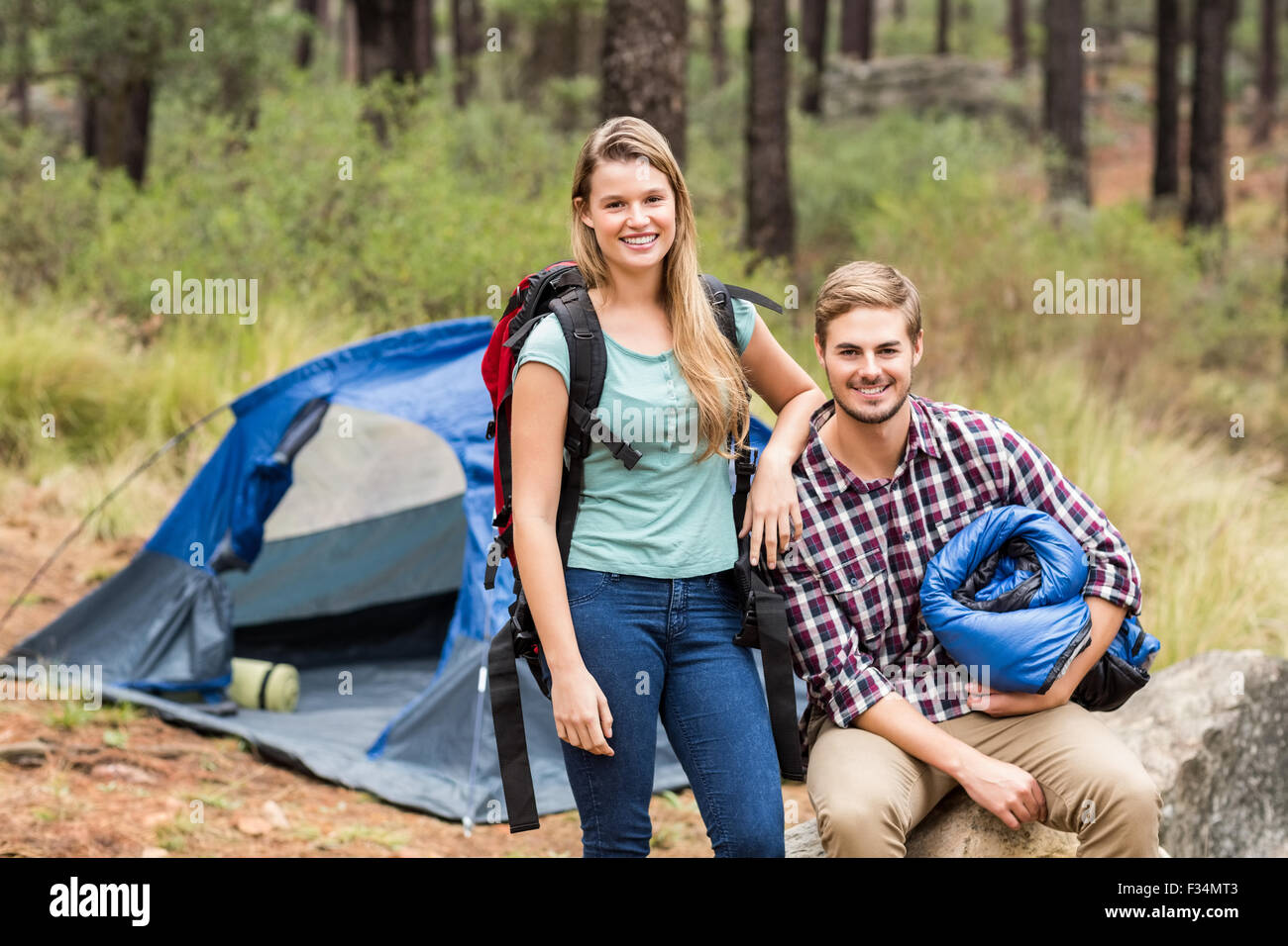 Ritratto di un giovane piuttosto escursionista giovane tenendo un sacco a pelo e zaino Foto Stock