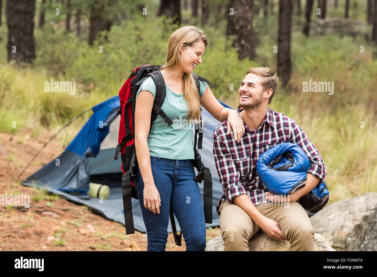 Giovani piuttosto escursionista giovane tenendo un sacco a pelo e zaino Foto Stock