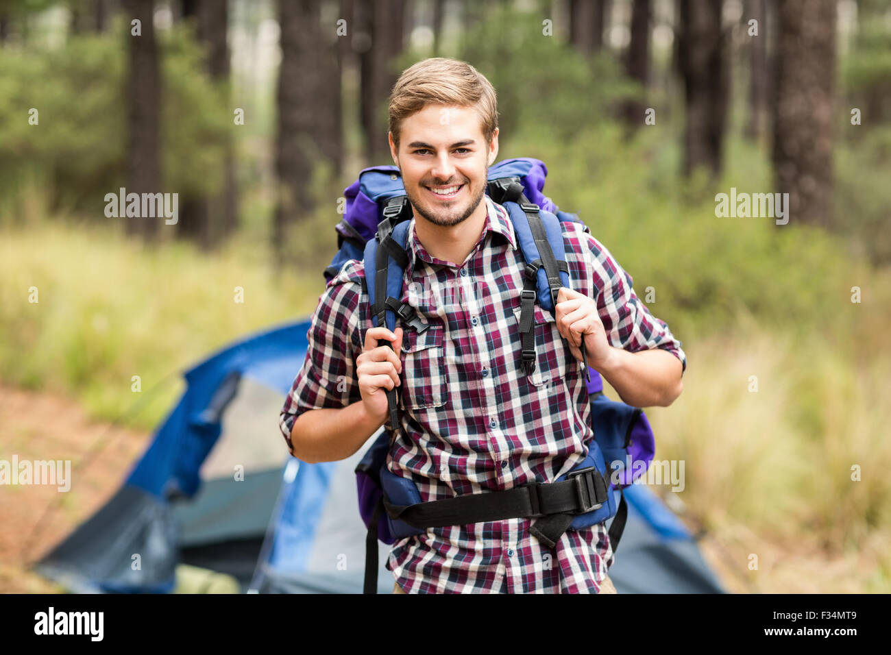 Ritratto di un giovane bello escursionista Foto Stock