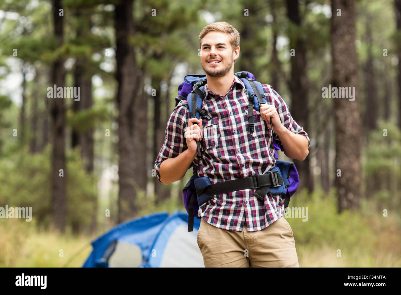 Giovane bello escursionista che guarda lontano Foto Stock