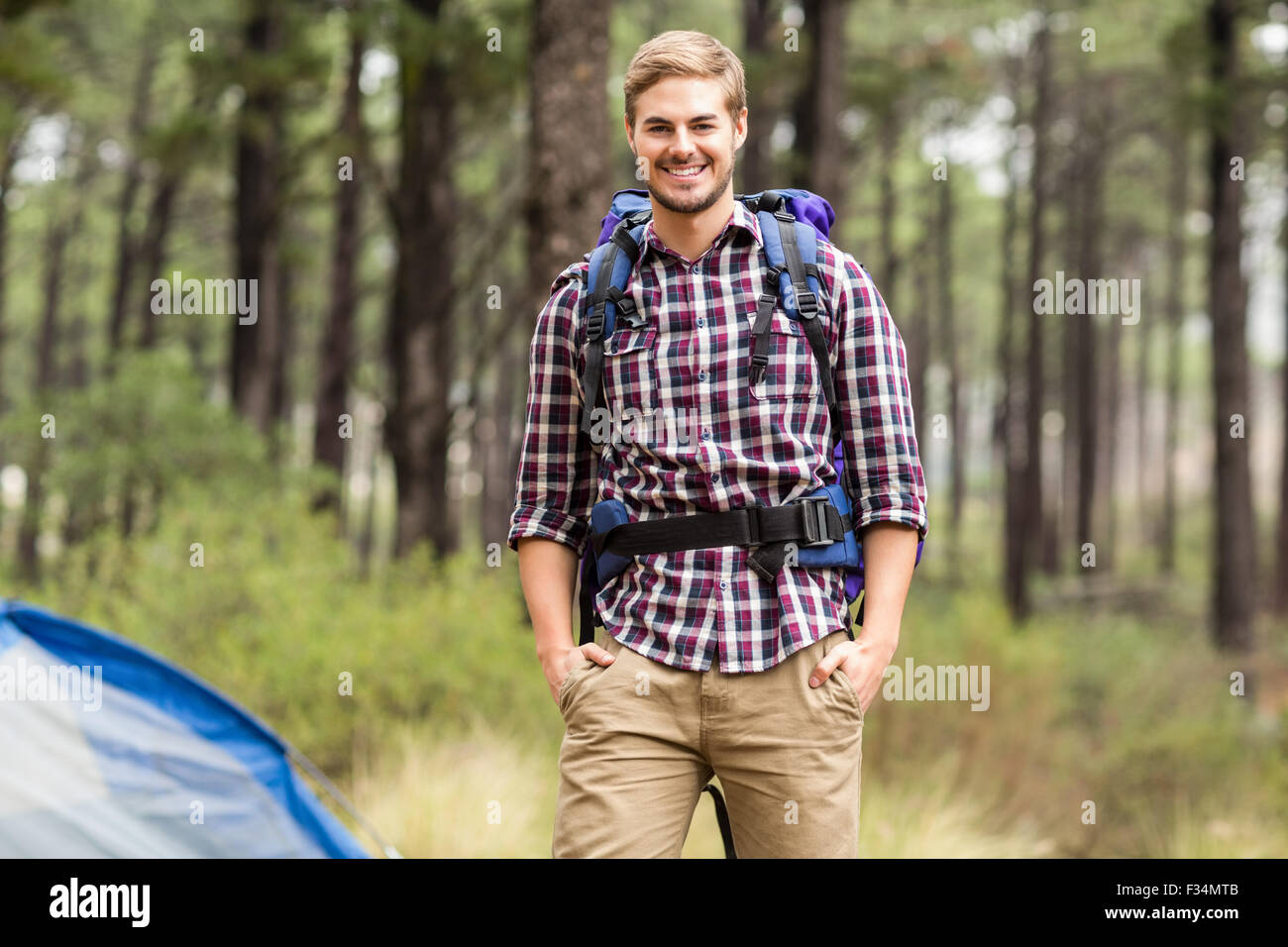 Ritratto di un giovane bello escursionista Foto Stock