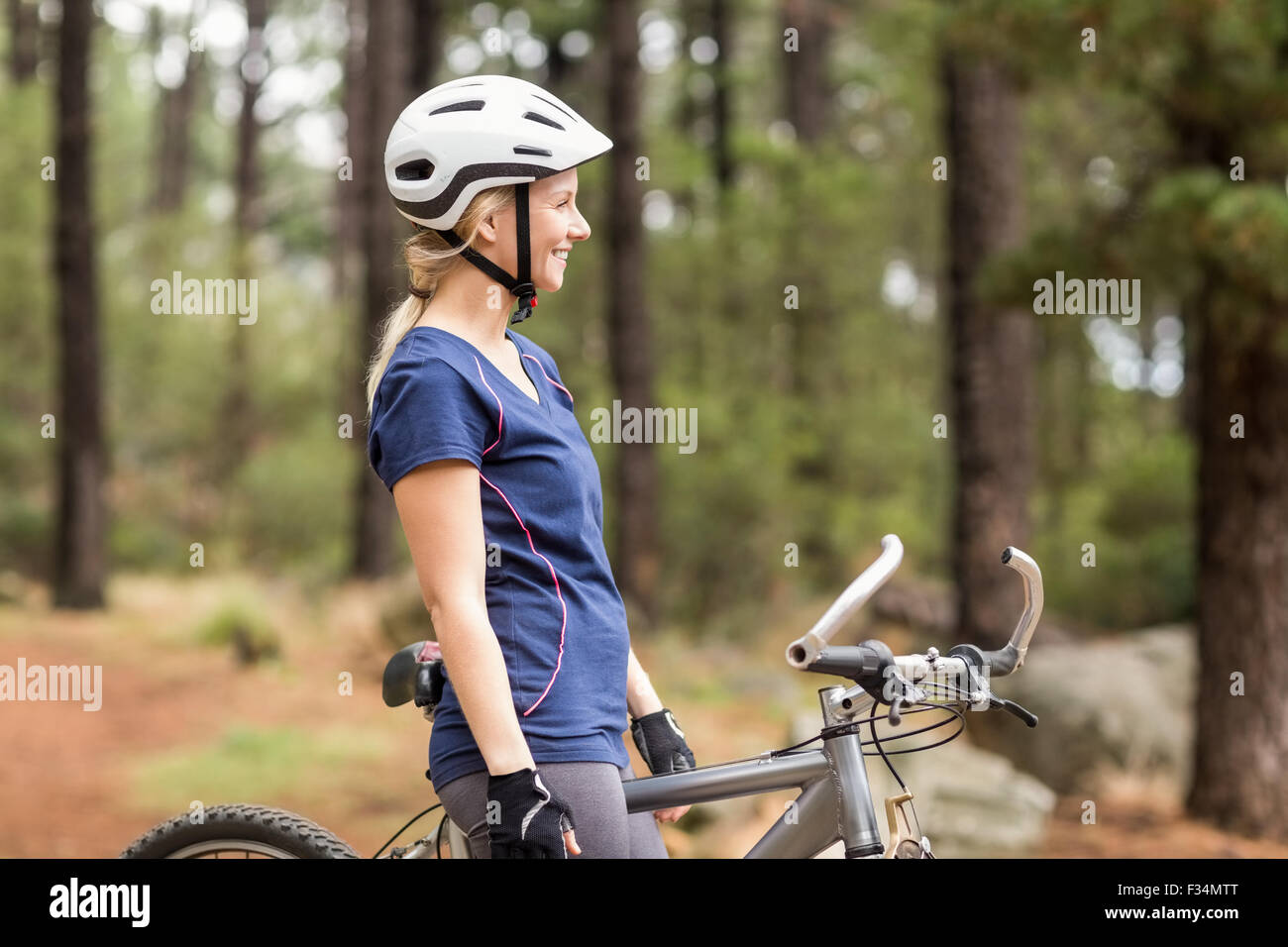 Bella donna seduta in bici Foto Stock