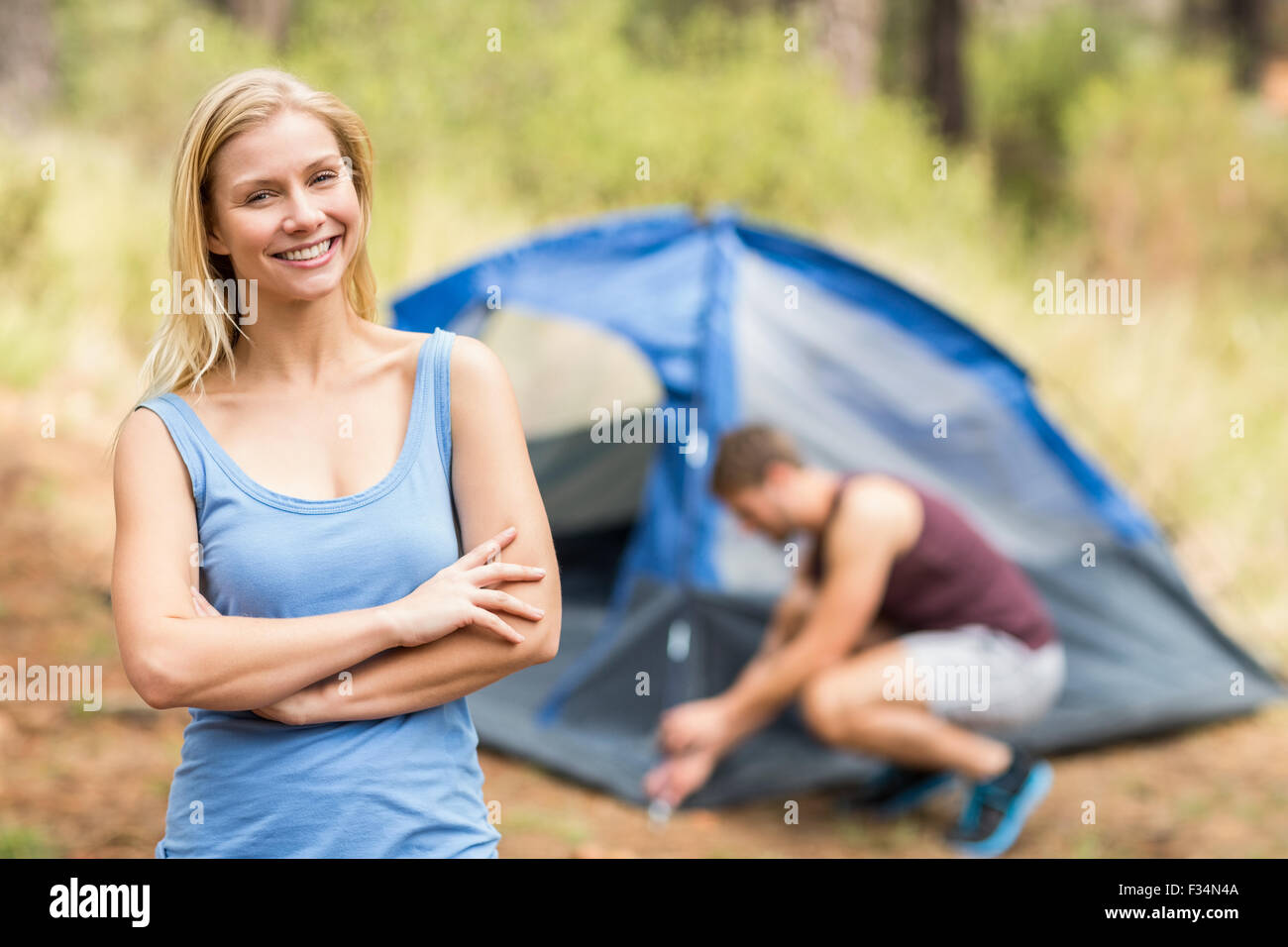 Giovani felici gli amanti del jogging guardando la fotocamera Foto Stock