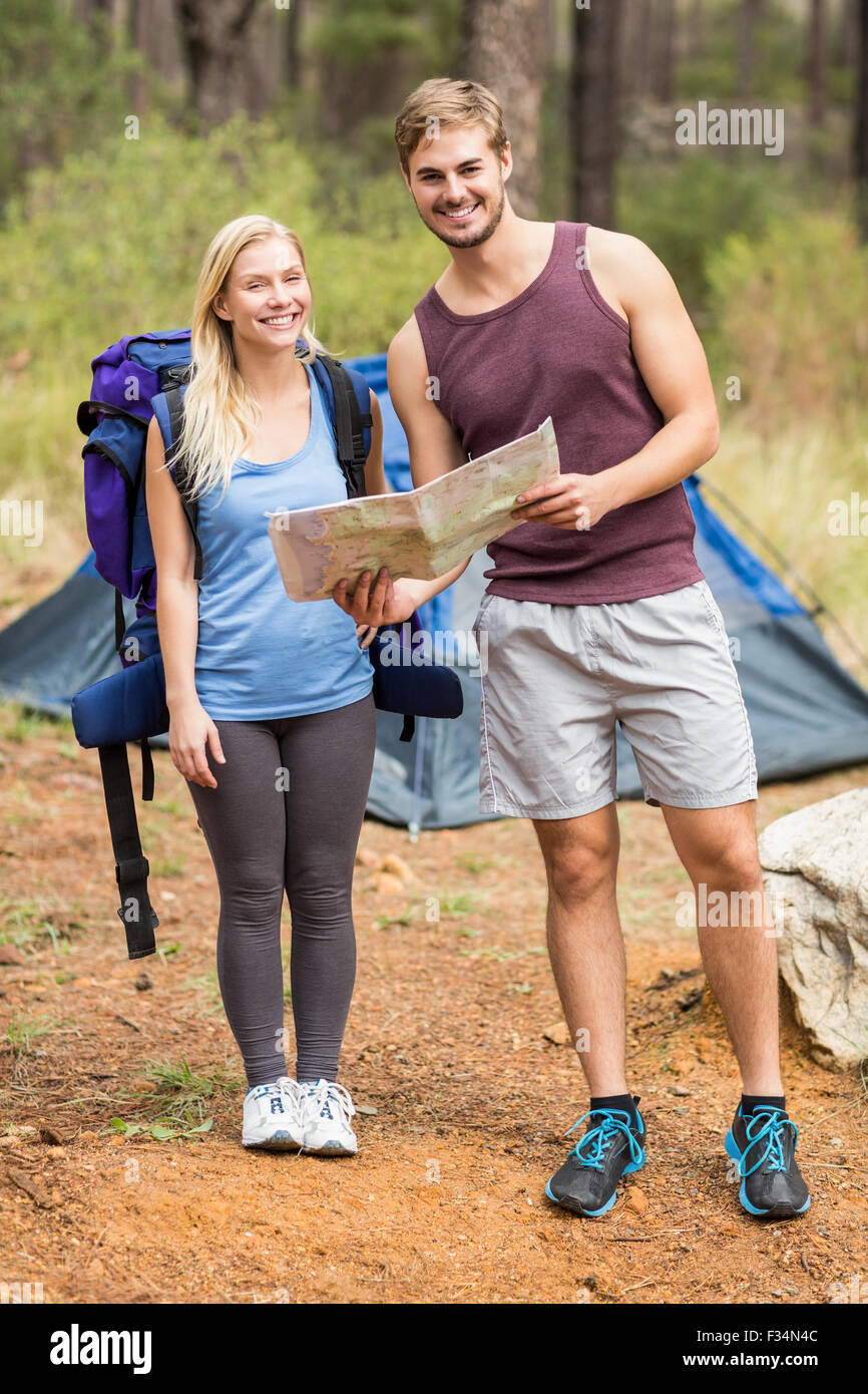 Giovani felici gli amanti del jogging guardando la fotocamera Foto Stock