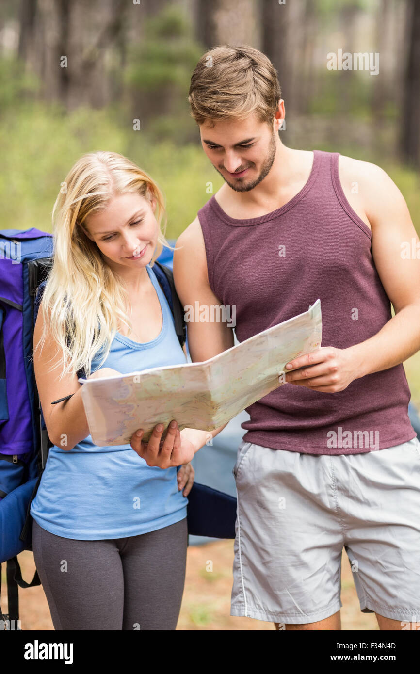 Giovani felici gli amanti del jogging guardando alla mappa Foto Stock
