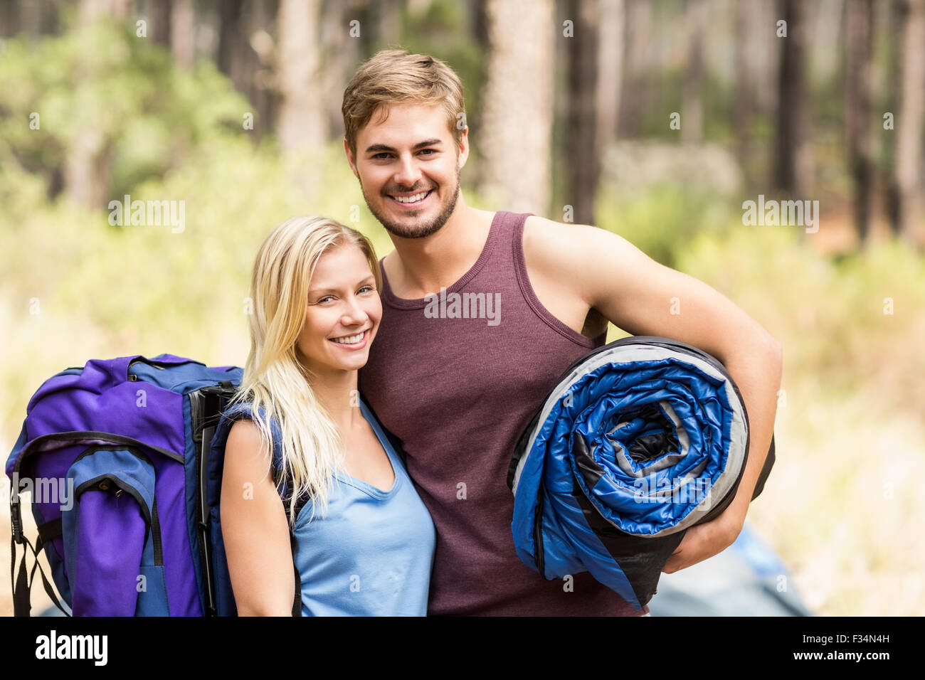 Giovani felici gli amanti del jogging guardando la fotocamera Foto Stock