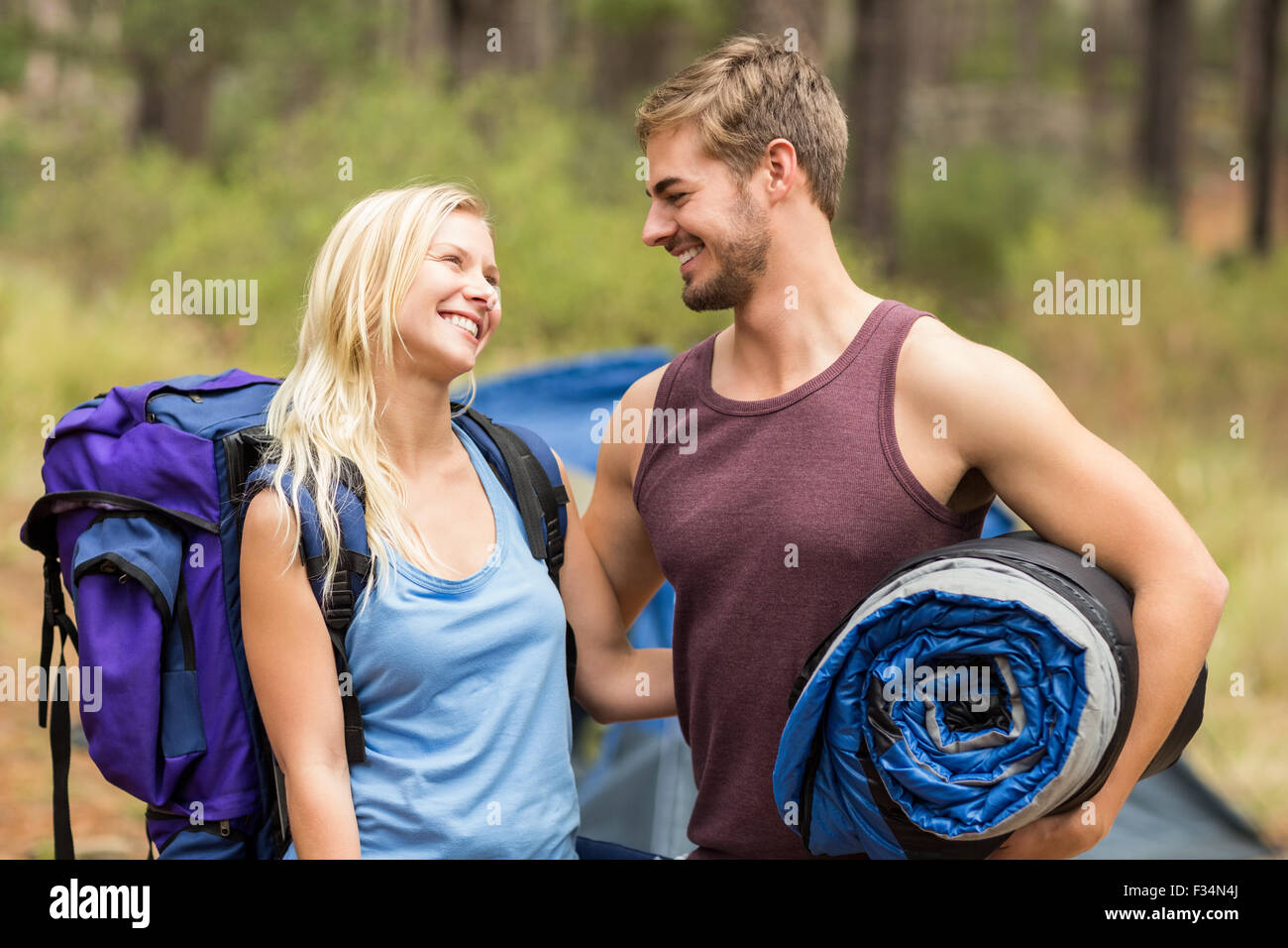 Giovani felici gli amanti del jogging guardando ogni altro Foto Stock