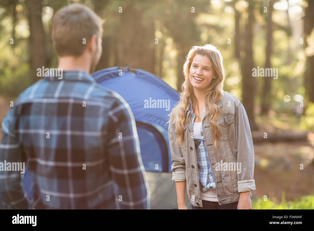 Felice giovani camper giovane guardando ogni altro Foto Stock