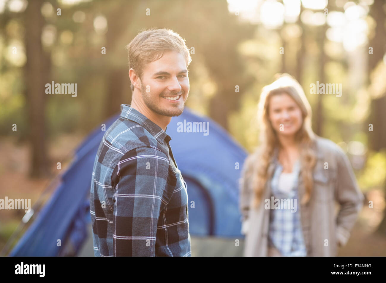Felice camper giovane Coppia sorridente Foto Stock